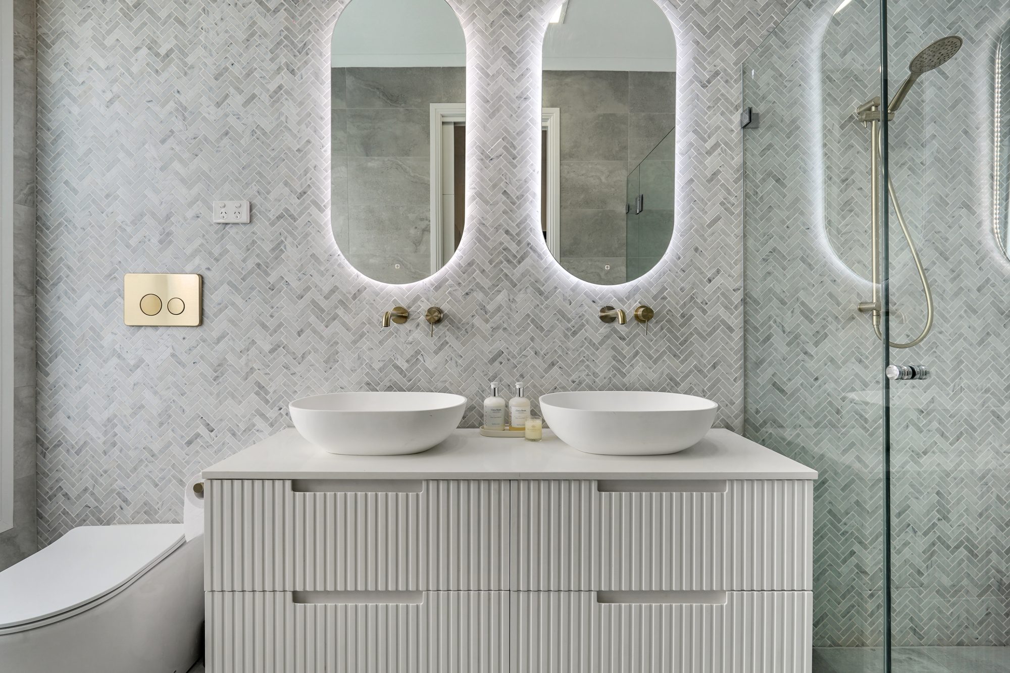 Ensuite with twin arched mirrors, Gledswood Hills